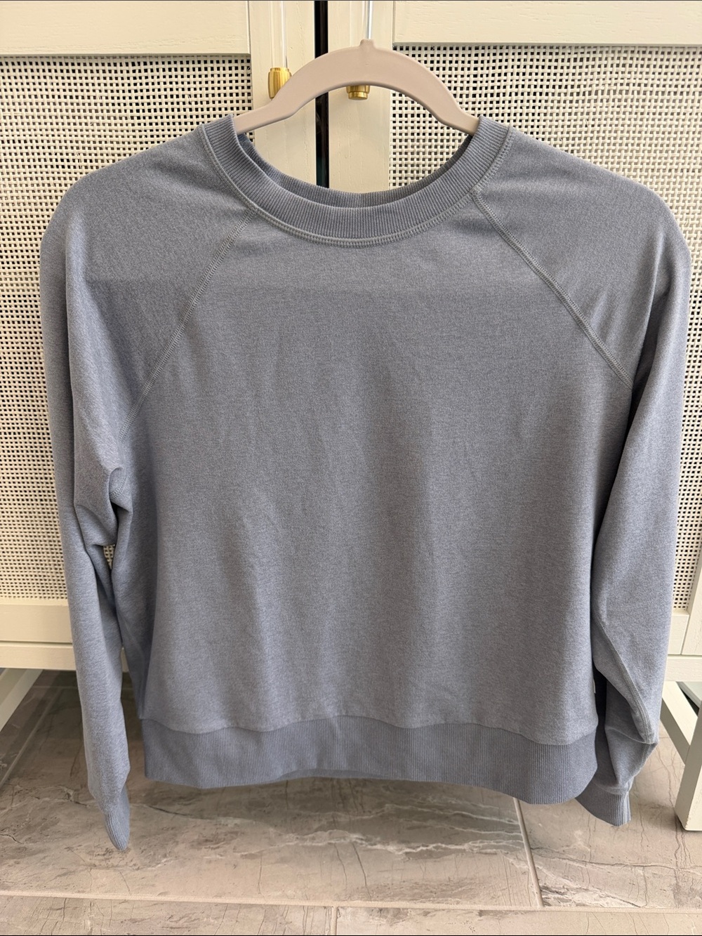 Women’s vuori crewneck sweatshirt in heather blue. Small-like new